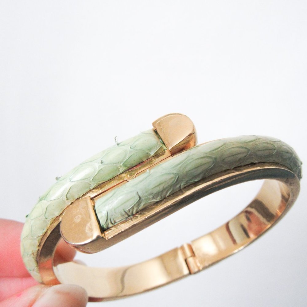 VINTAGE GOLD TONE GENUINE SNAKESKIN BANGLE BRACELET/ 6.5" wrist - Picture 10 of 11